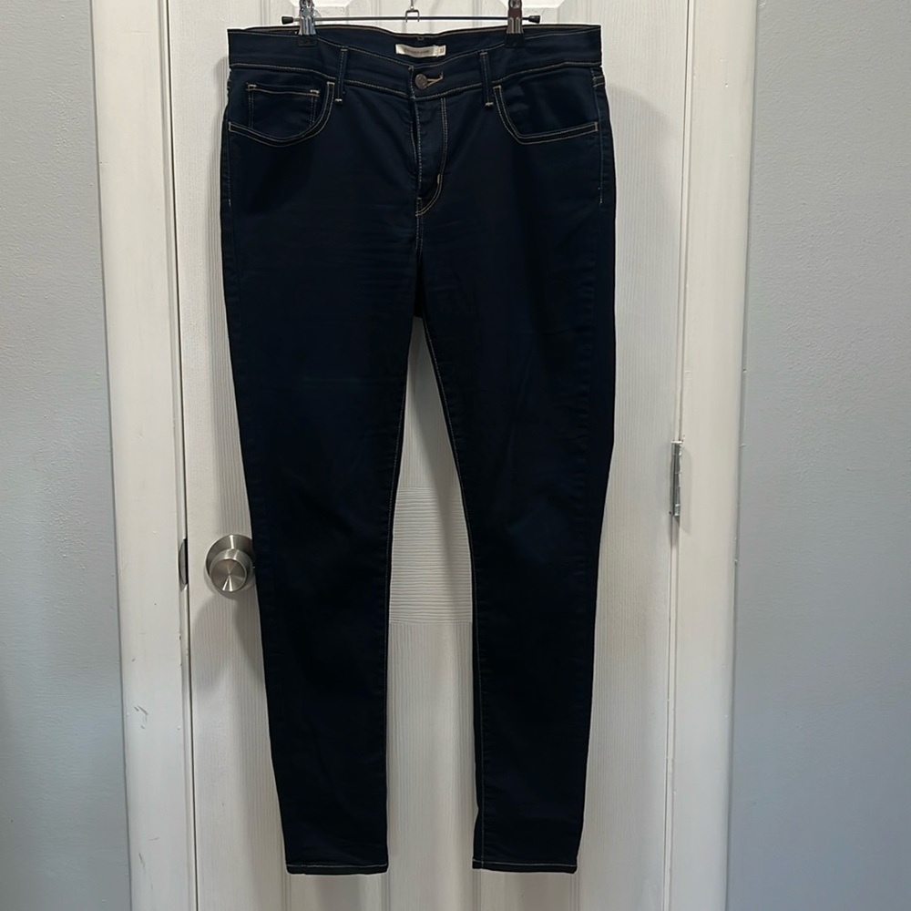 Levi’s women’s dark wash 710 Super Skinny Jeans - Size 33